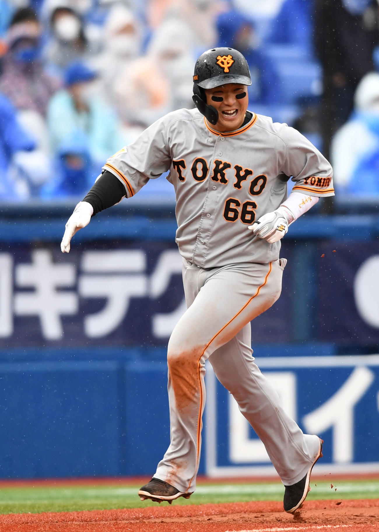 DeNA対巨人　6回表巨人2死一、三塁、右越え3点本塁打を放ち笑顔を見せる香月（撮影・横山健太）