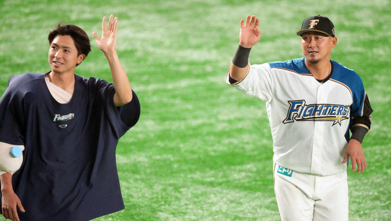 日本ハム対楽天　楽天に勝利し、手を振りながら場内1周する日本ハム中田（右）と上沢（撮影・鈴木みどり）
