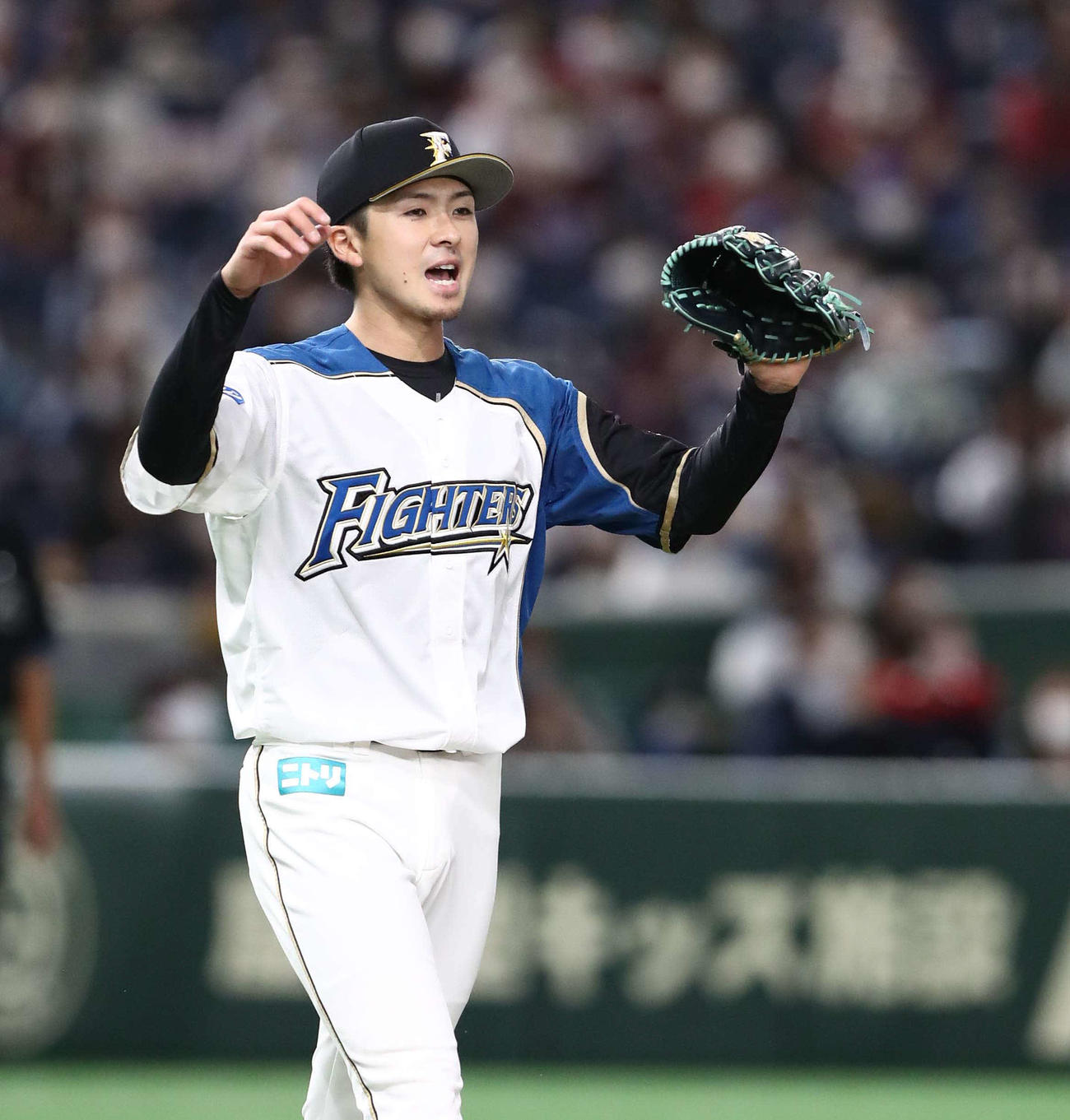 日本ハム対楽天　6回表楽天1死、小深田を投ゴロにとり笑顔の上沢（撮影・黒川智章）