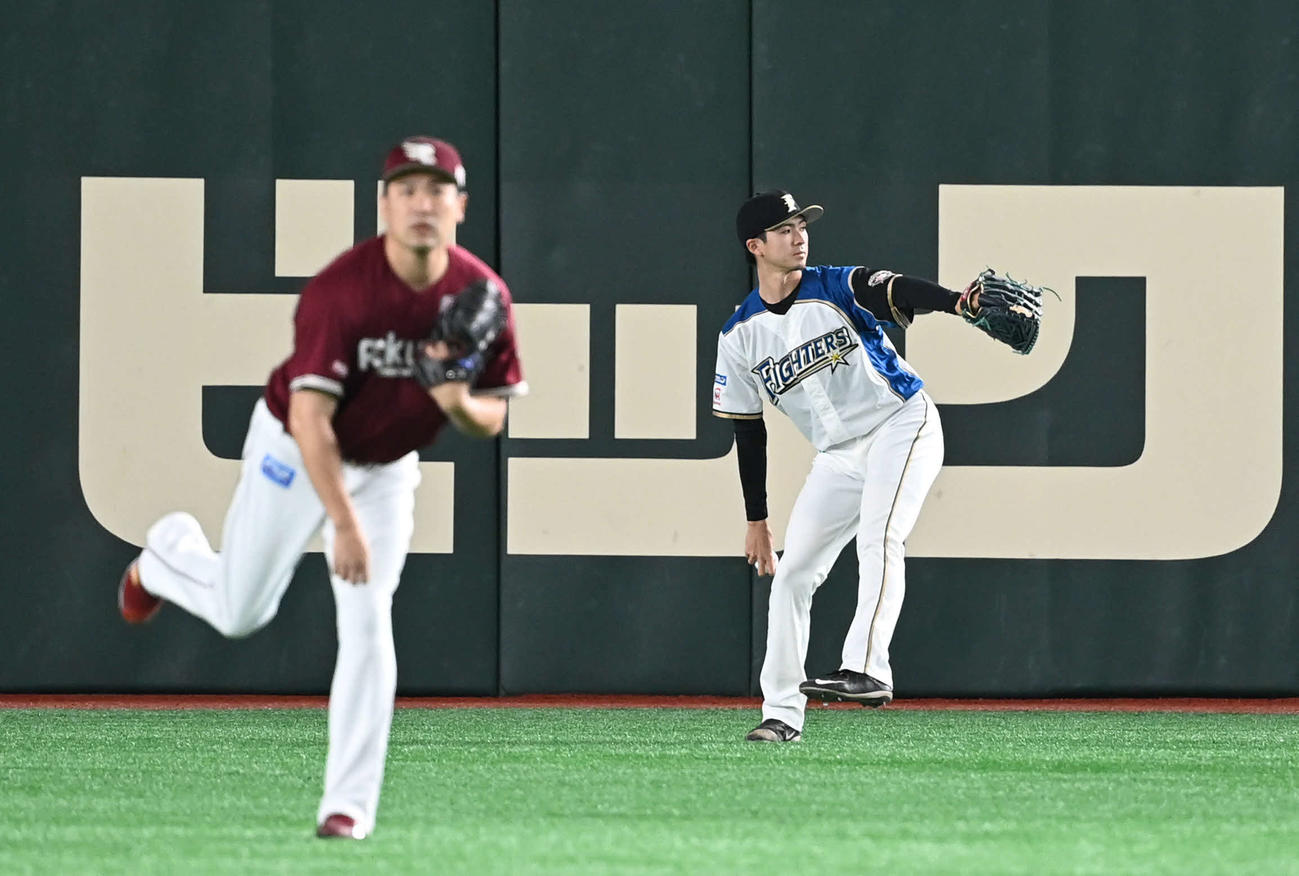 日本ハム対楽天　試合前、キャッチボールをする日本ハム上沢（右）と楽天田中将（撮影・山崎安昭）