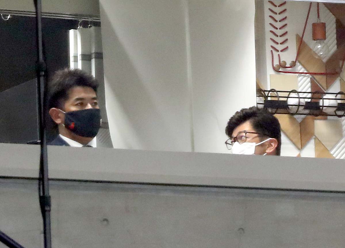日本ハム対楽天　東京ドームに視察で訪れた日本代表の稲葉監督（左）と建山投手コーチ（撮影・黒川智章）