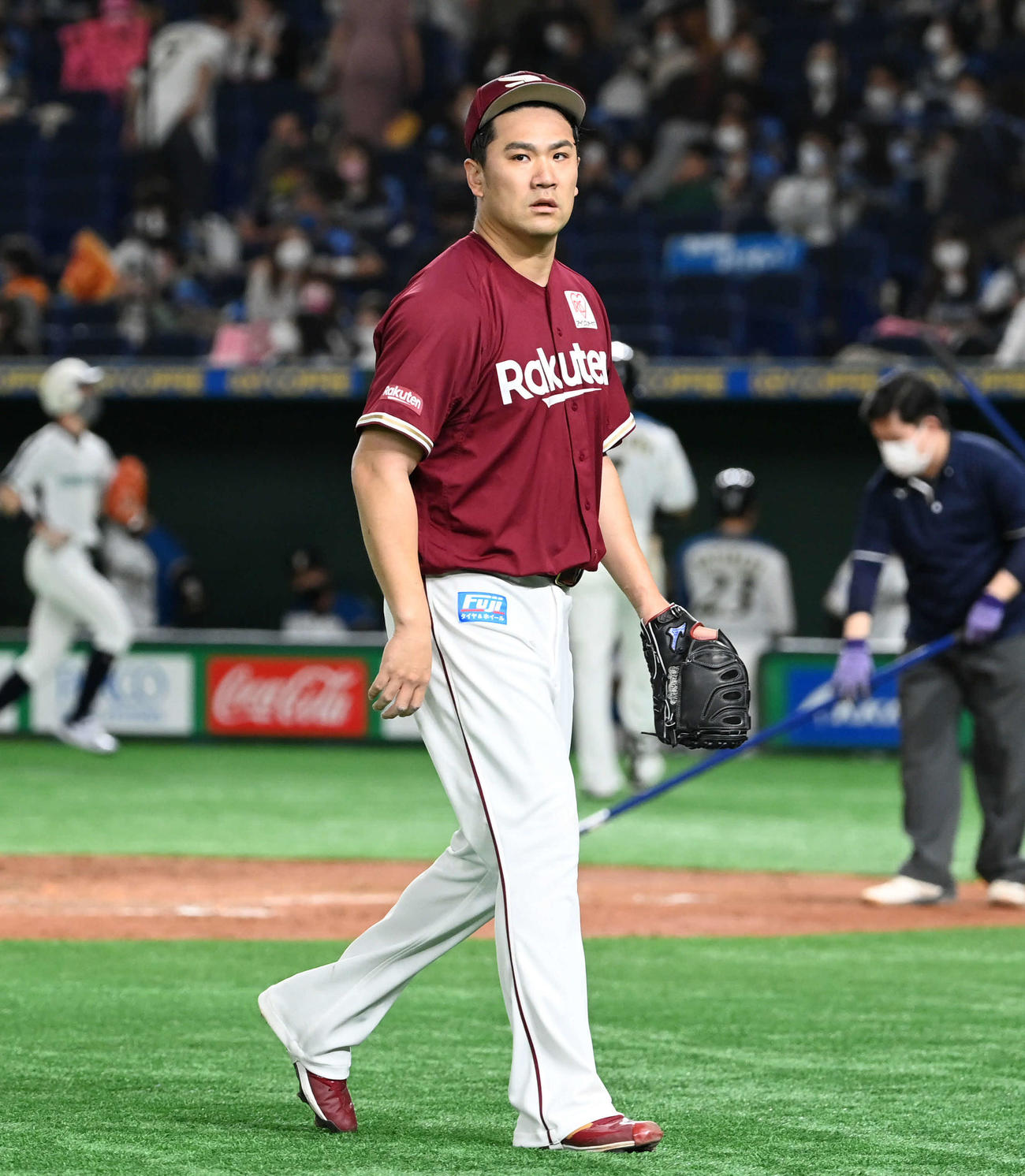 日本ハム対楽天　5回裏日本ハムの攻撃を封じてベンチに戻る田中将（撮影・山崎安昭）
