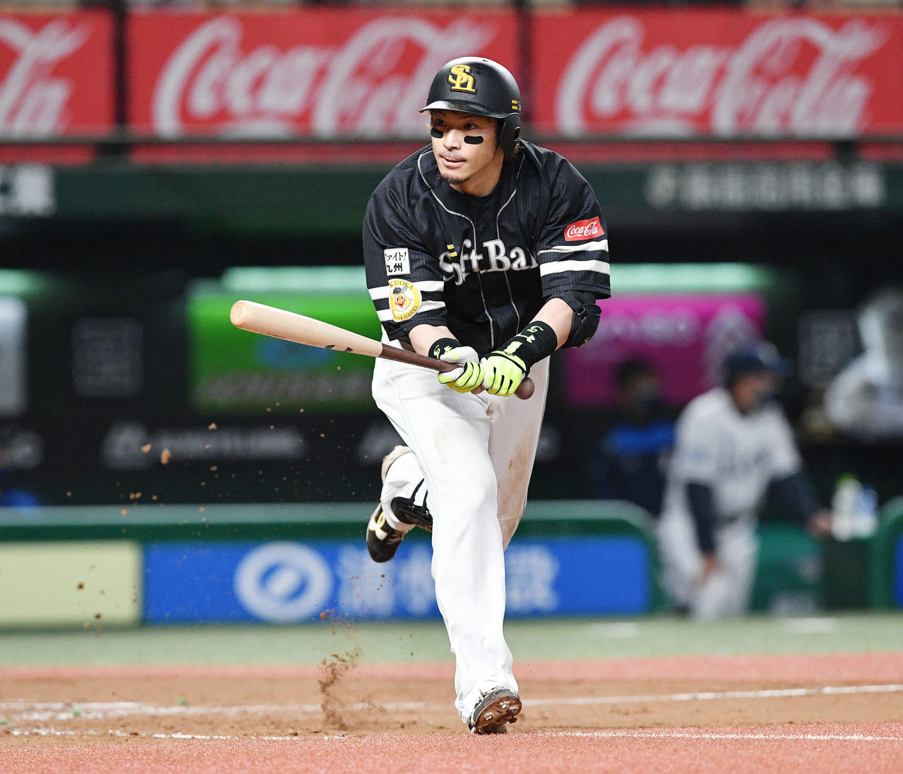 西武対ソフトバンク　4回表ソフトバンク無死一塁、松田は左越え2点本塁打を放ちベンチを見つめる（撮影・滝沢徹郎）