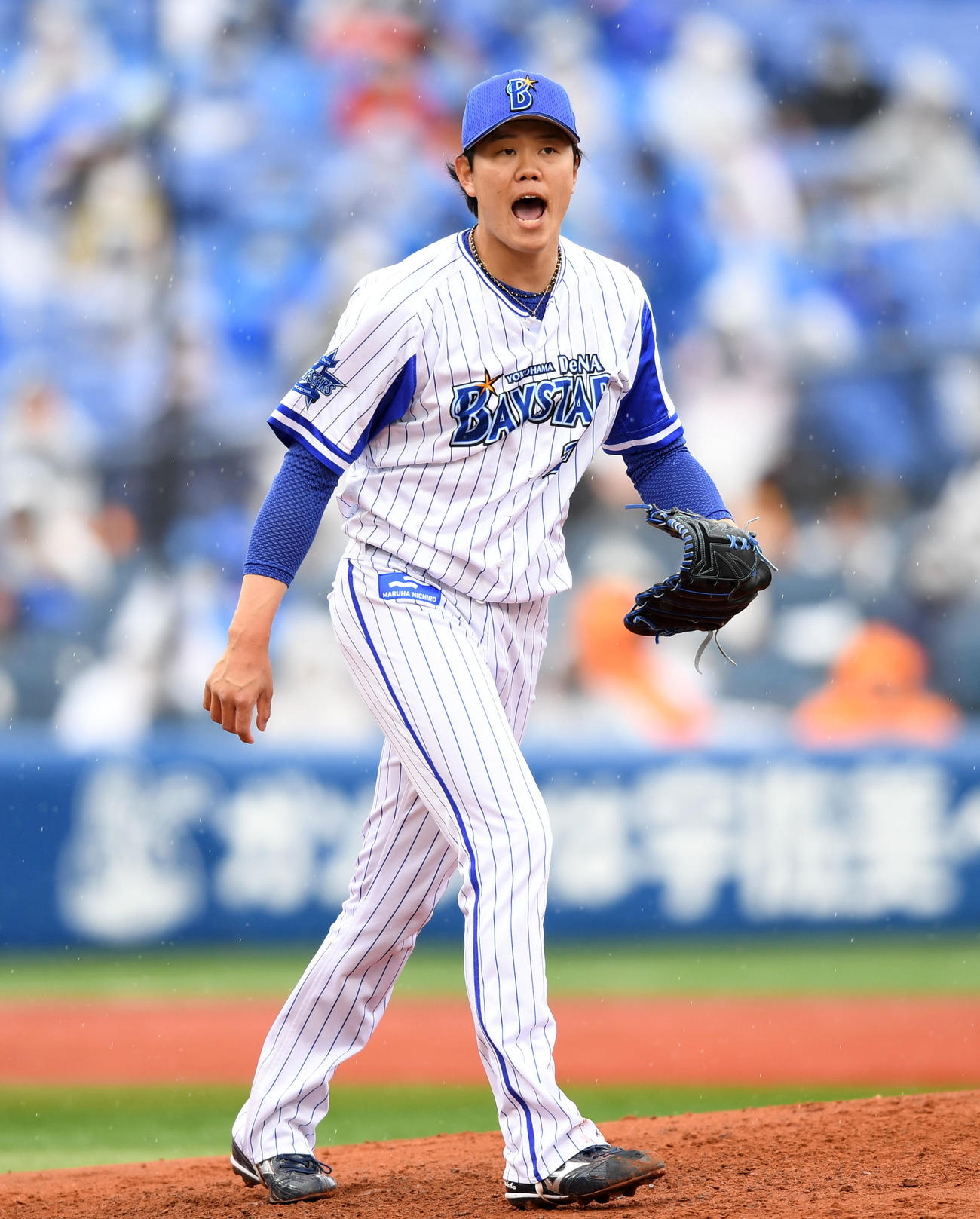 DeNA対巨人　5回表巨人1死、吉川尚輝を三振に仕留めほえる上茶谷（撮影・横山健太）