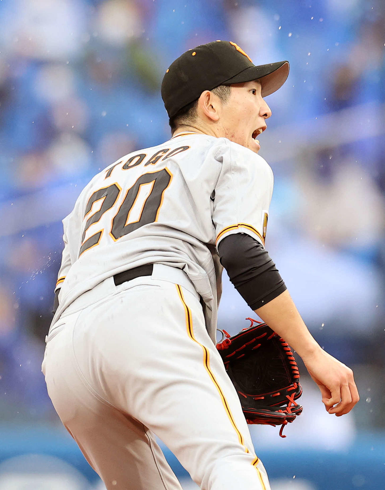 DeNA対巨人　3回裏DeNA2死二塁、佐野から三振を奪いほえる巨人戸郷（撮影・鈴木正人）