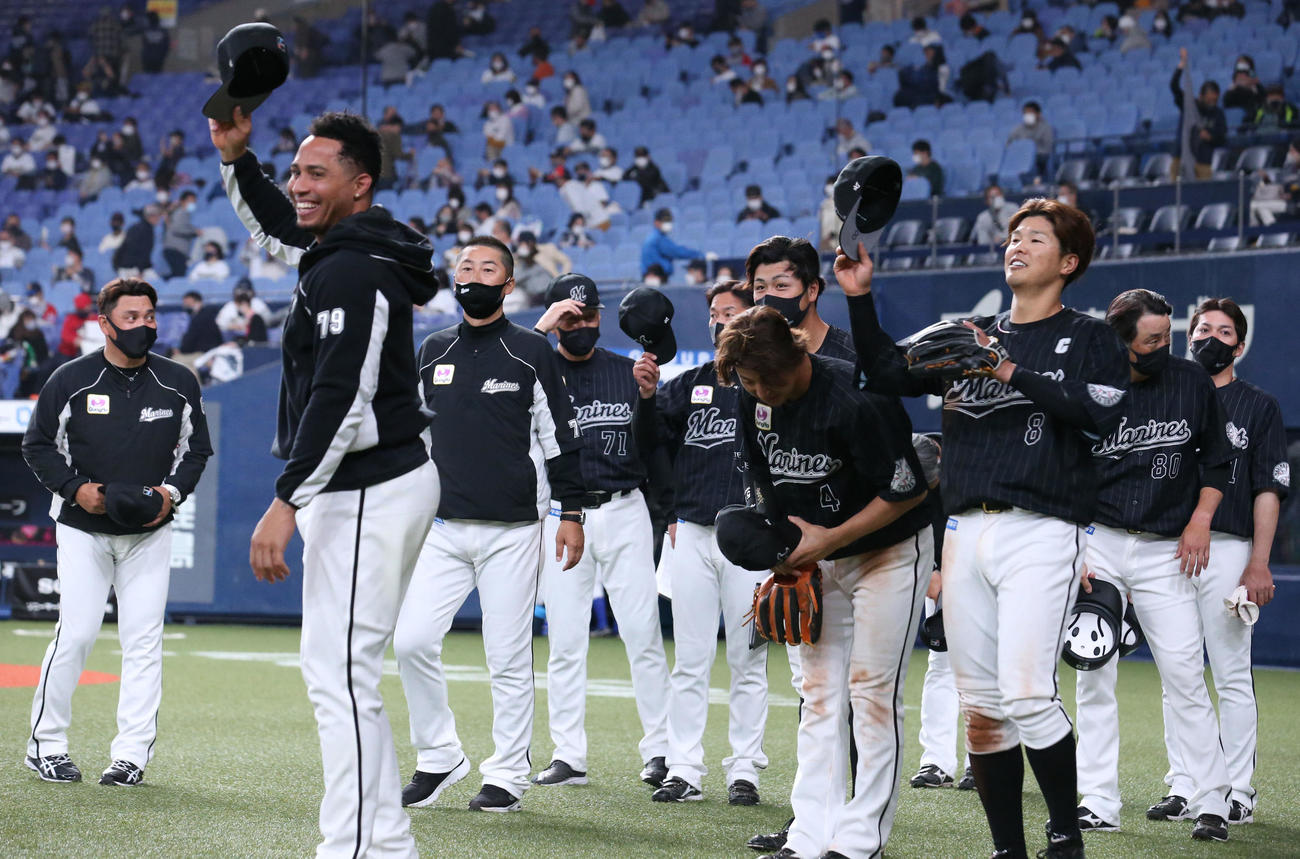 オリックス対ロッテ　オリックスに勝利しスタンドにあいさつするロッテの選手たち（撮影・上山淳一）