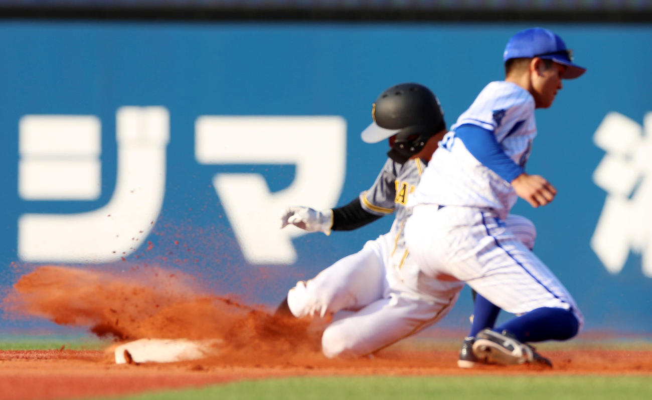 10日DeNA戦の9回、二塁への盗塁を決めた阪神熊谷