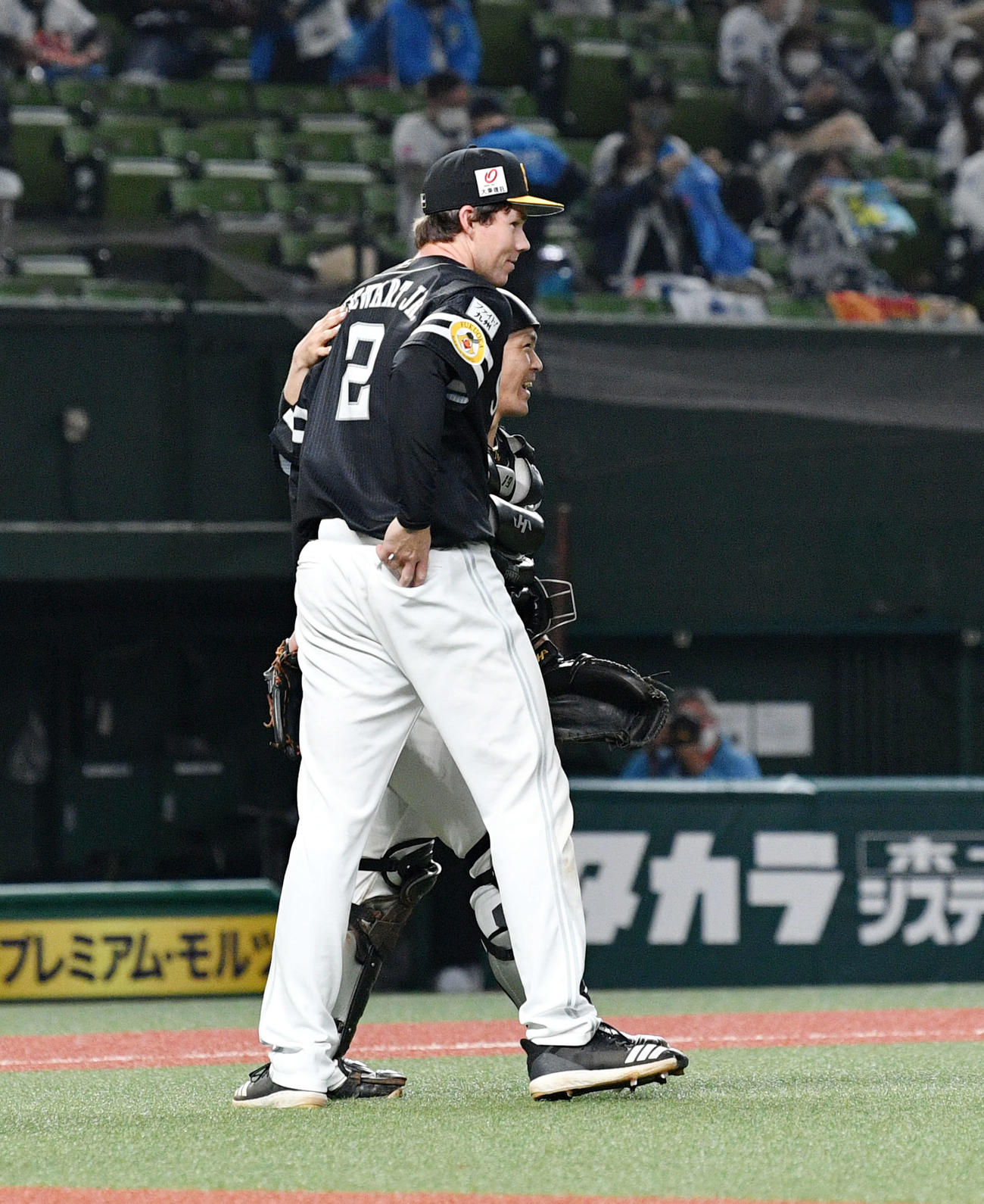西武対ソフトバンク　9回、試合を締めたソフトバンクのスチュワート（手前）は甲斐から労われる（撮影・滝沢徹郎）