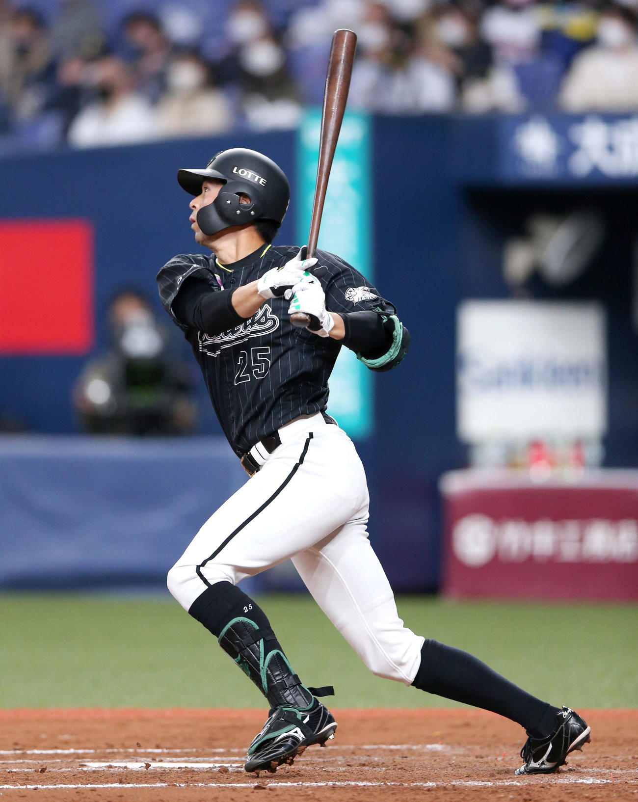 オリックス対ロッテ　8回表ロッテ1死、岡は右中間越え本塁打を放つ（撮影・上山淳一）