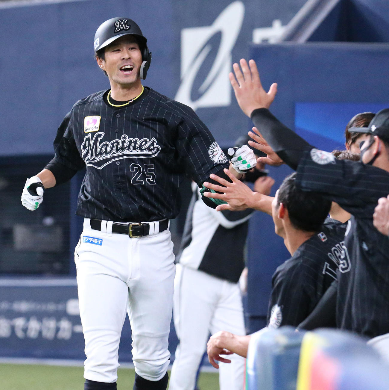 オリックス対ロッテ　8回表ロッテ1死、岡（左）は右中間越え本塁打を放ちベンチの出迎えに笑顔を見せる（撮影・上山淳一）