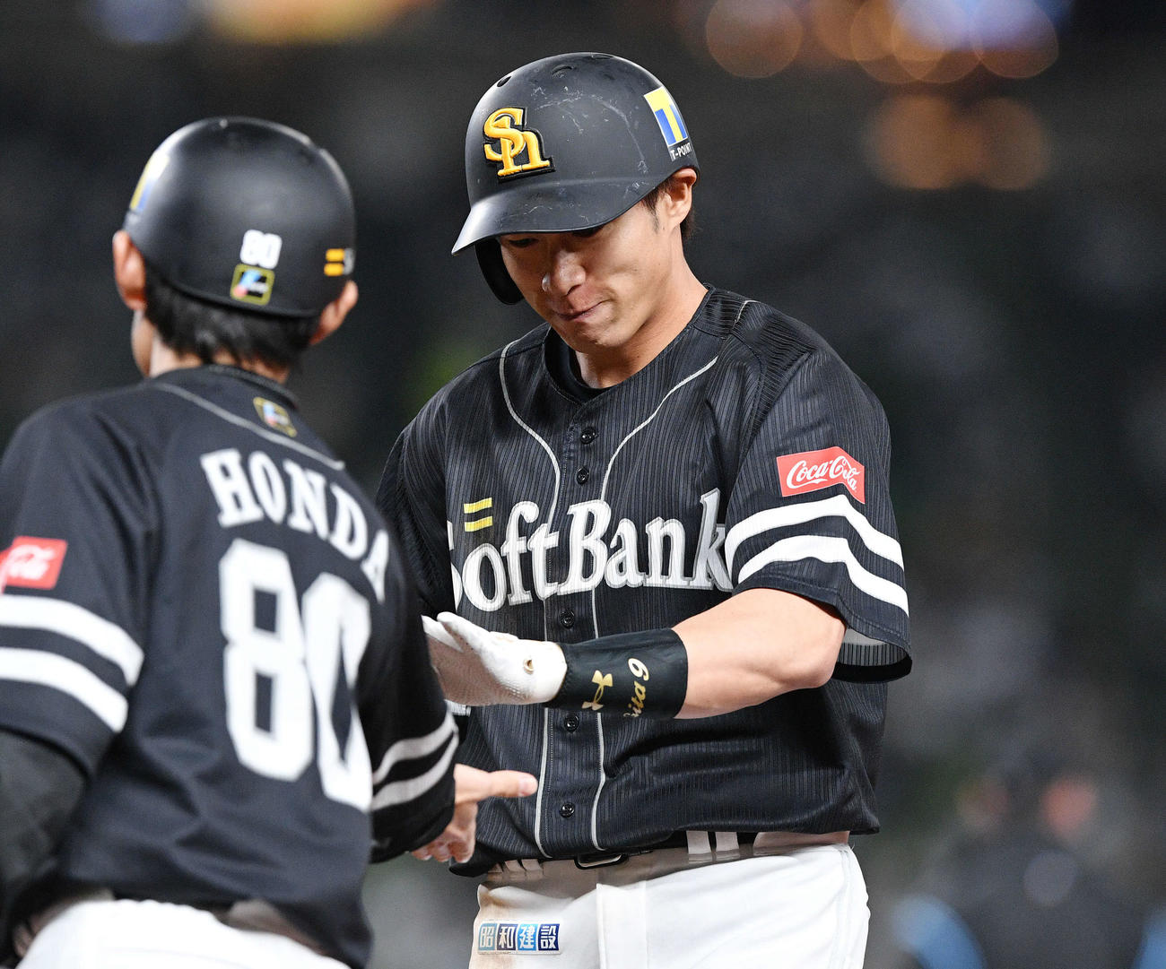 西武対ソフトバンク　7回表ソフトバンク1死三塁、柳田は左前適時打を放ち笑顔を見せる（撮影・滝沢徹郎）