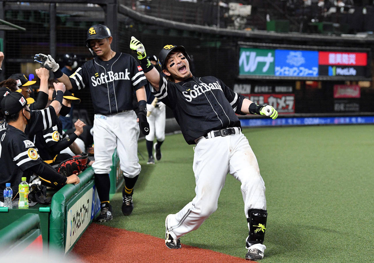 西武対ソフトバンク　4回表ソフトバンク無死一塁、左越え2点本塁打を放った松田（手前）は生還しポーズを決める（撮影・滝沢徹郎）