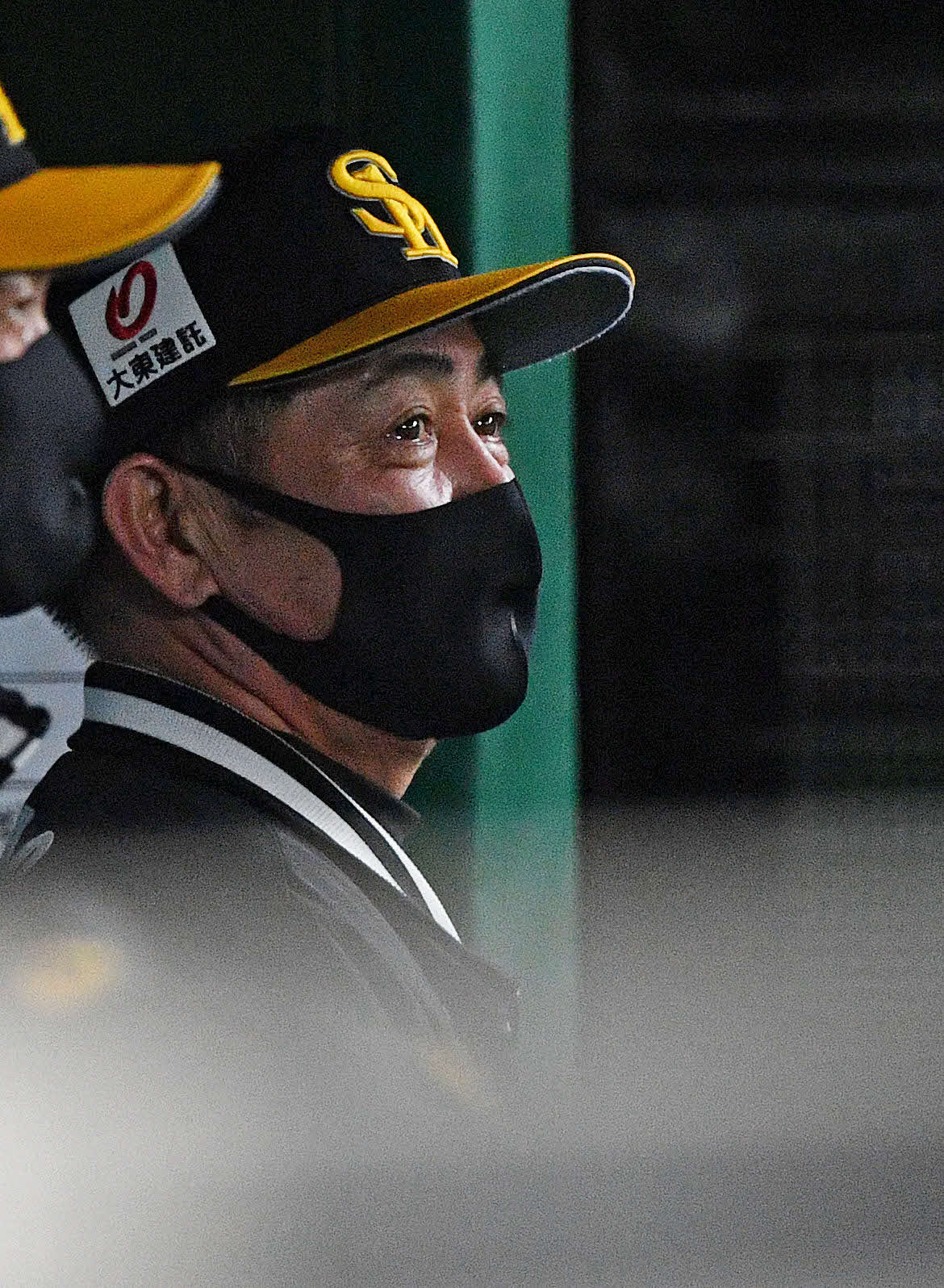 西武対ソフトバンク　4回表ソフトバンク無死一塁、松田の2点本塁打に笑顔の工藤監督（撮影・滝沢徹郎）