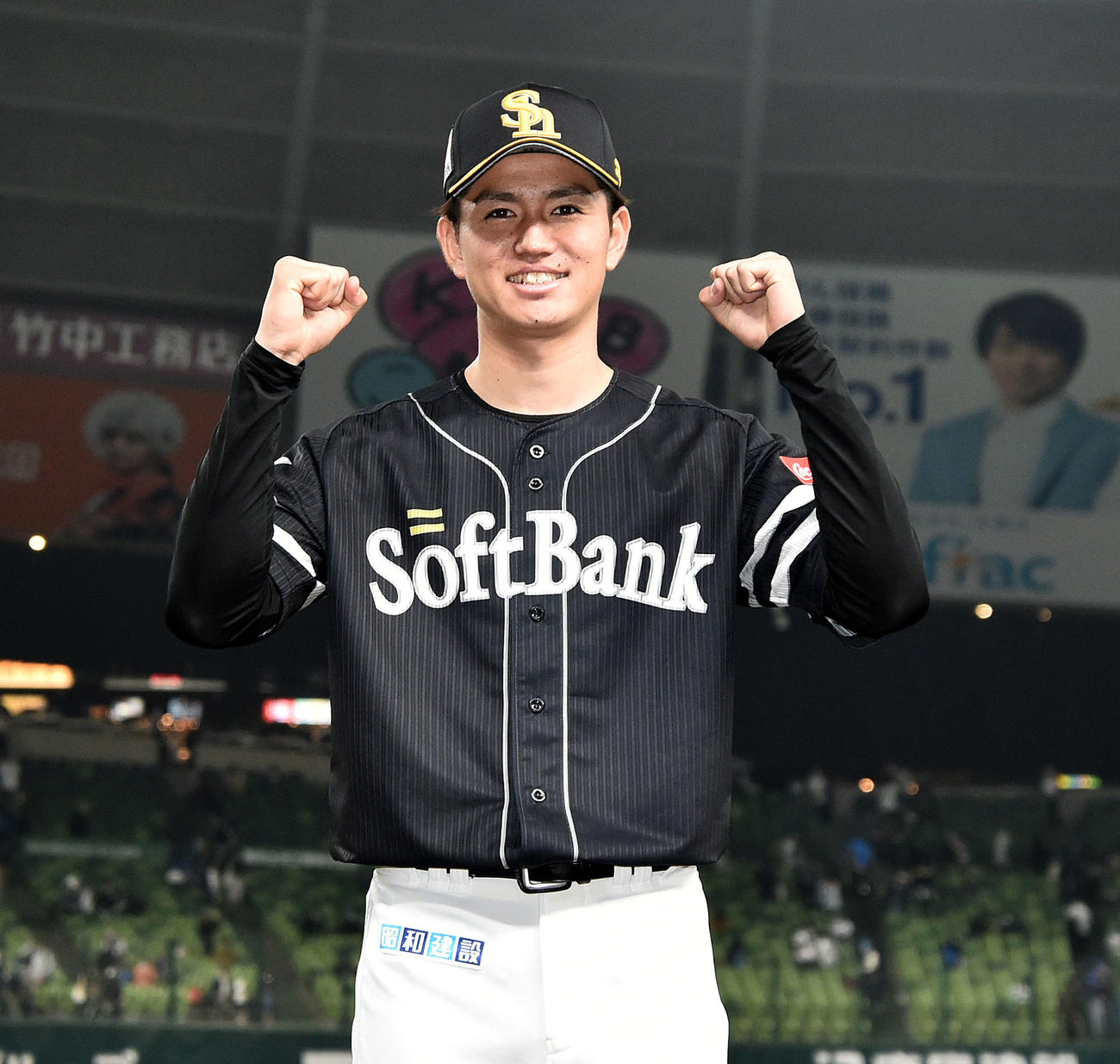 西武対ソフトバンク　ヒーローインタビューを終えポーズを決めるソフトバンク高橋礼（撮影・滝沢徹郎）