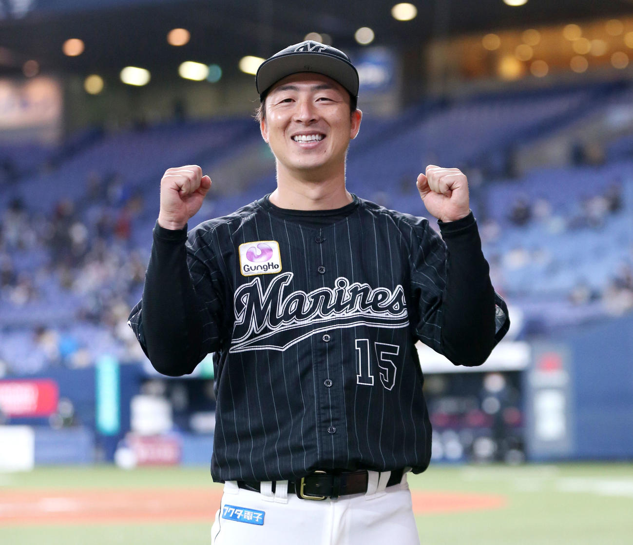 オリックス対ロッテ　ヒーローのロッテ美馬は記念撮影に笑顔でガッツポーズを見せる（撮影・上山淳一）