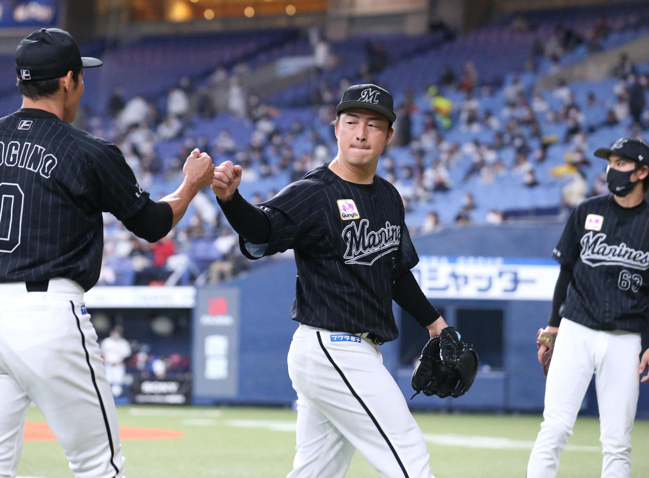 オリックス対ロッテ　ロッテ美馬は6回を投げ終えベンチ前で荻野とグータッチする（撮影・上山淳一）