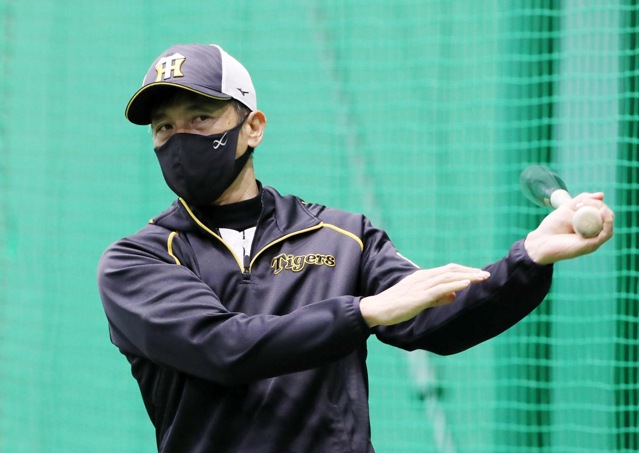 阪神対ヤクルト　室内でバットを手に練習を見守る矢野監督（撮影・加藤哉）