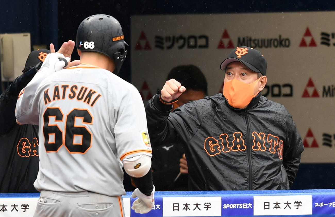 DeNA対巨人　6回表巨人2死一、三塁、右越え3点本塁打を放った香月（左）をタッチで迎える原監督（撮影・横山健太）