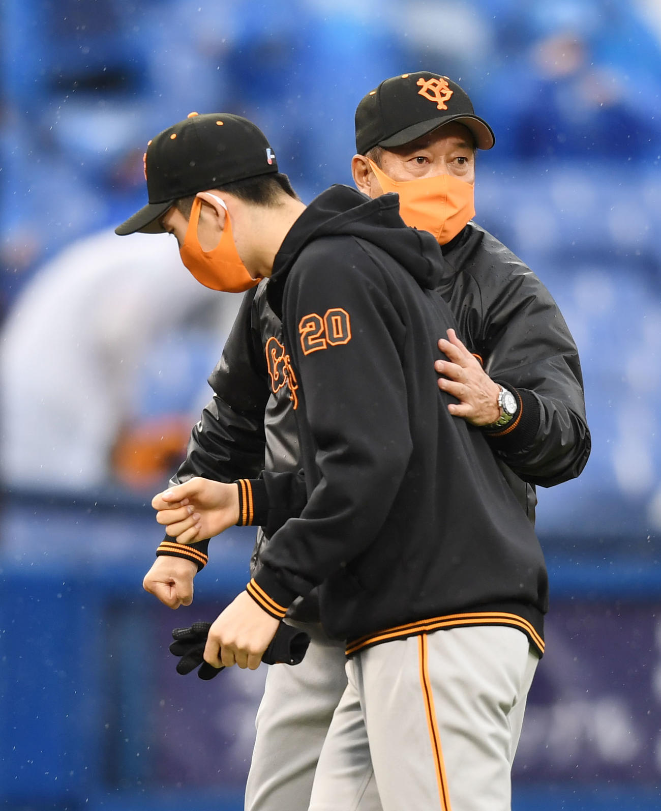 DeNA対巨人　DeNAに勝利し巨人戸郷（手前）をねぎらう原監督（撮影・横山健太）
