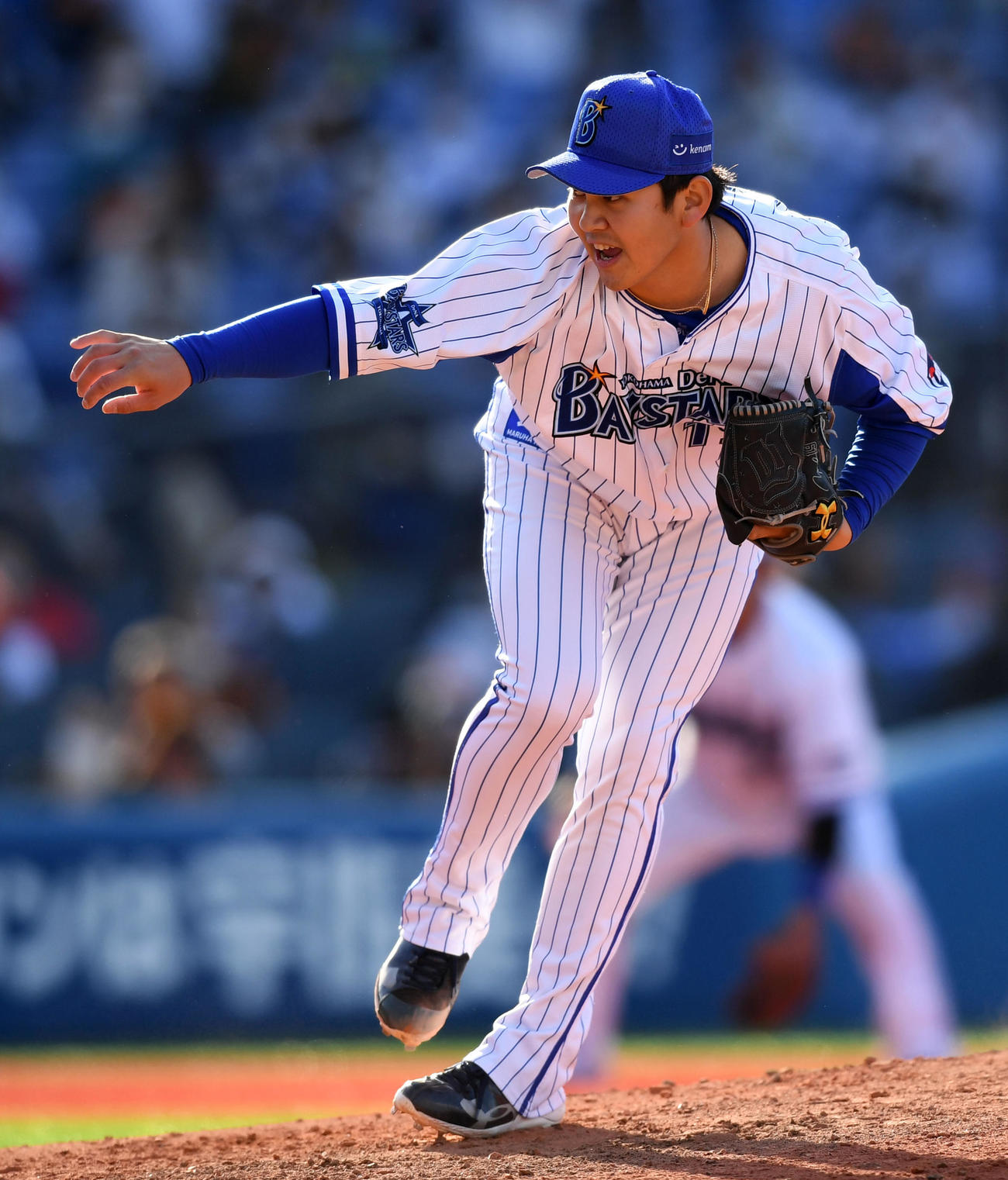 DeNA対巨人　8回表から登板したDeNA山崎（撮影・横山健太）