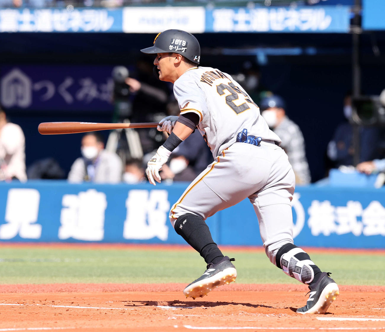 DeNA対巨人　2回表巨人2死一、二塁、吉川尚は中前適時打を放つ（撮影・鈴木正人）