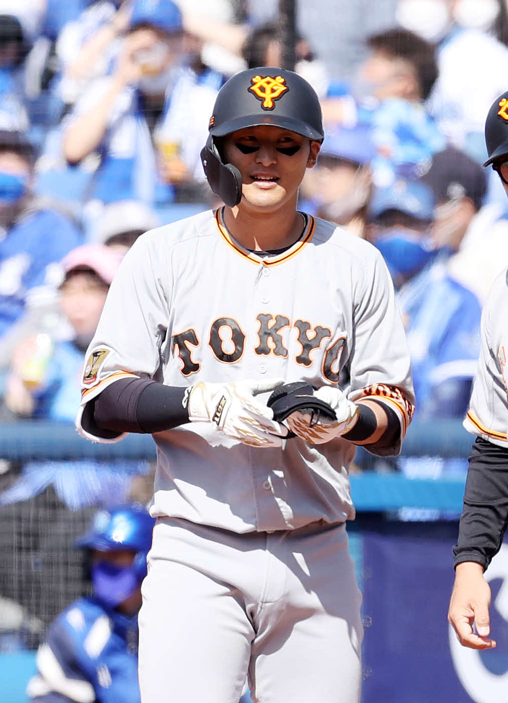 DeNA対巨人　2回表巨人2死一、二塁、吉川尚は中前適時打を放ち笑顔を見せる（撮影・鈴木正人）