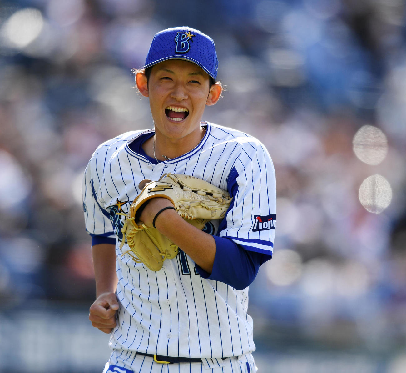 DeNA対巨人　3回表を無失点に抑え笑顔でベンチへ引き揚げるDeNA阪口（撮影・横山健太）