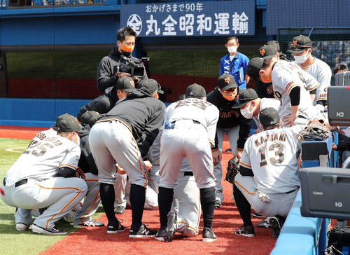 DeNA対巨人　試合前、円陣を組む巨人の選手たち（撮影・鈴木正人）