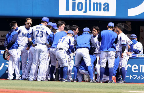 DeNA対巨人　試合前、円陣を組むDeNAの選手たち（撮影・鈴木正人）
