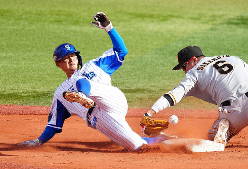 DeNA対巨人　5回裏DeNA1死一塁、二塁盗塁を決める大和（左）。右は遊撃手坂本（撮影・江口和貴）