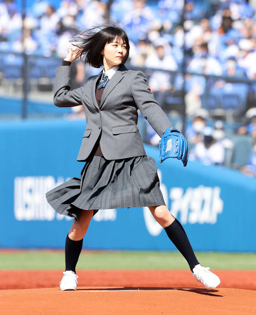 DeNA対巨人　始球式に臨む志田彩良（撮影・鈴木正人）