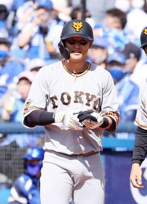 DeNA対巨人　2回表巨人2死一、二塁、吉川尚は中前適時打を放ち笑顔を見せる（撮影・鈴木正人）