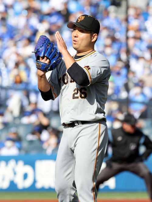 DeNA対巨人　4回裏、DeNAの攻撃を抑え拍手する巨人今村（撮影・鈴木正人）