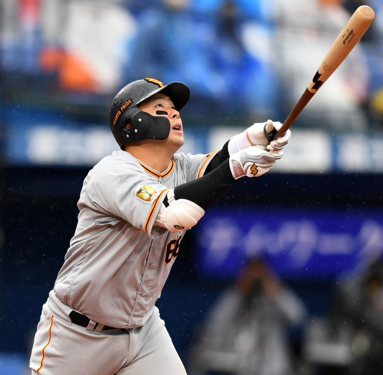 DeNA対巨人　6回表巨人2死一、三塁、右越え3点本塁打を放つ香月（撮影・横山健太）