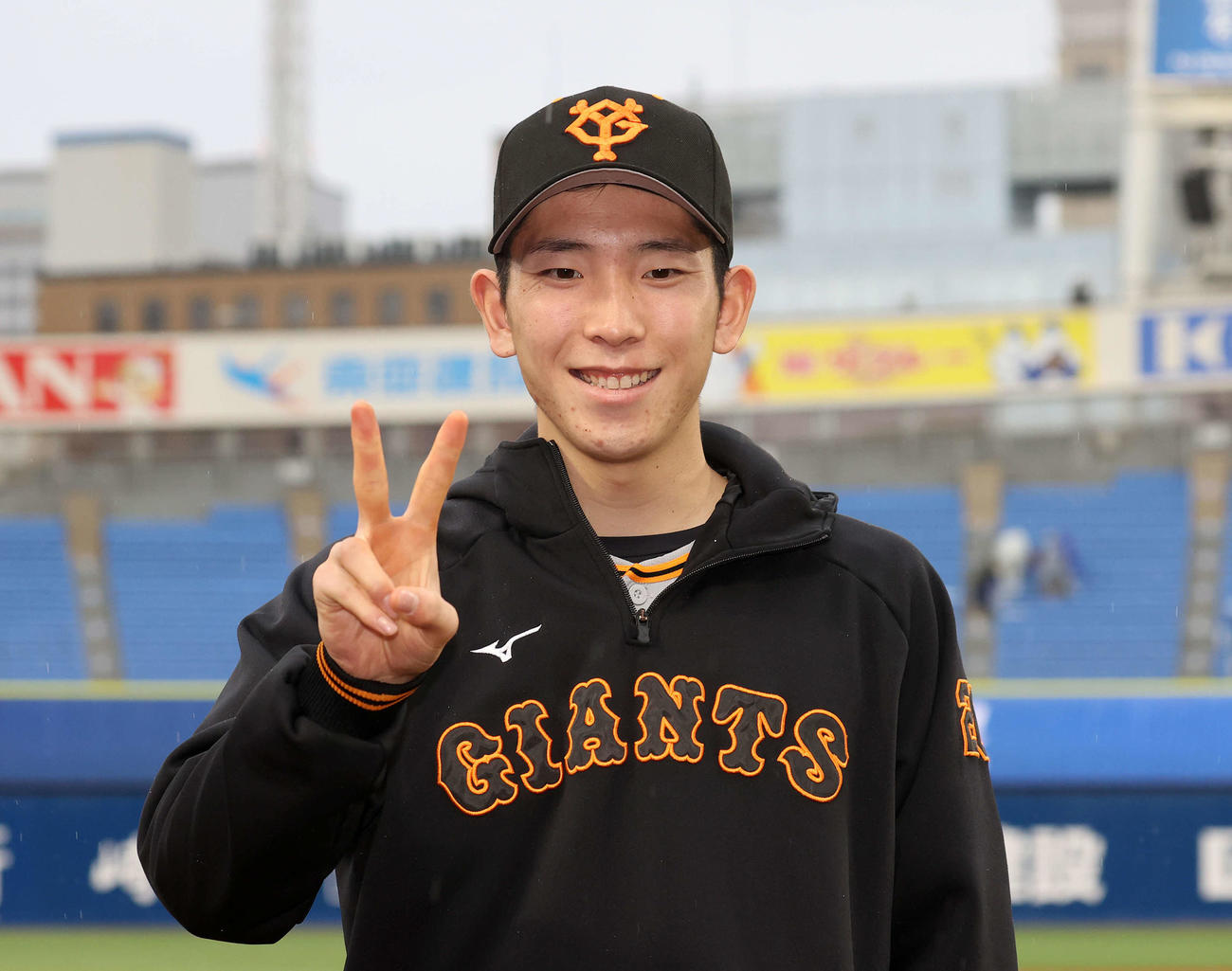 DeNA対巨人　勝利のVサインを見せる巨人戸郷（撮影・鈴木正人）