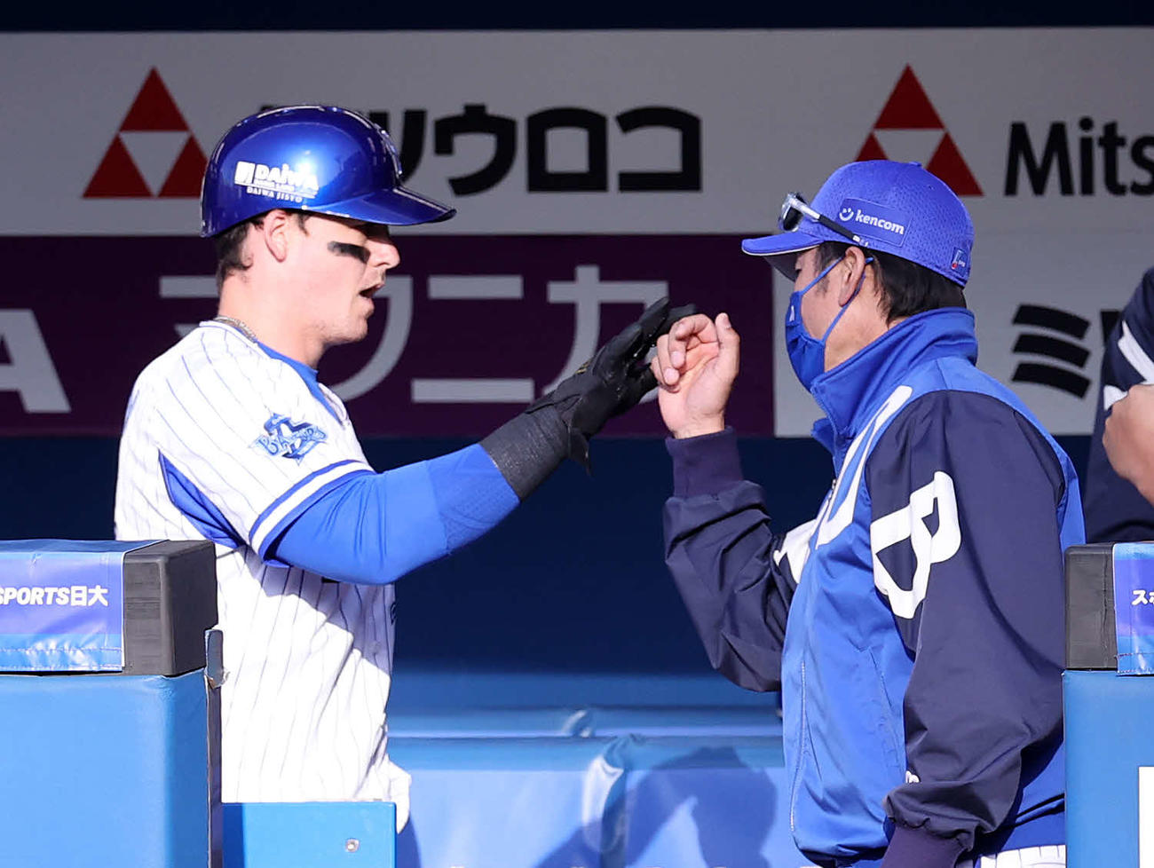 DeNA対巨人　8回裏DeNA2死三塁、内野適時打を放ったオースティン（左）とタッチする三浦監督（撮影・鈴木正人）