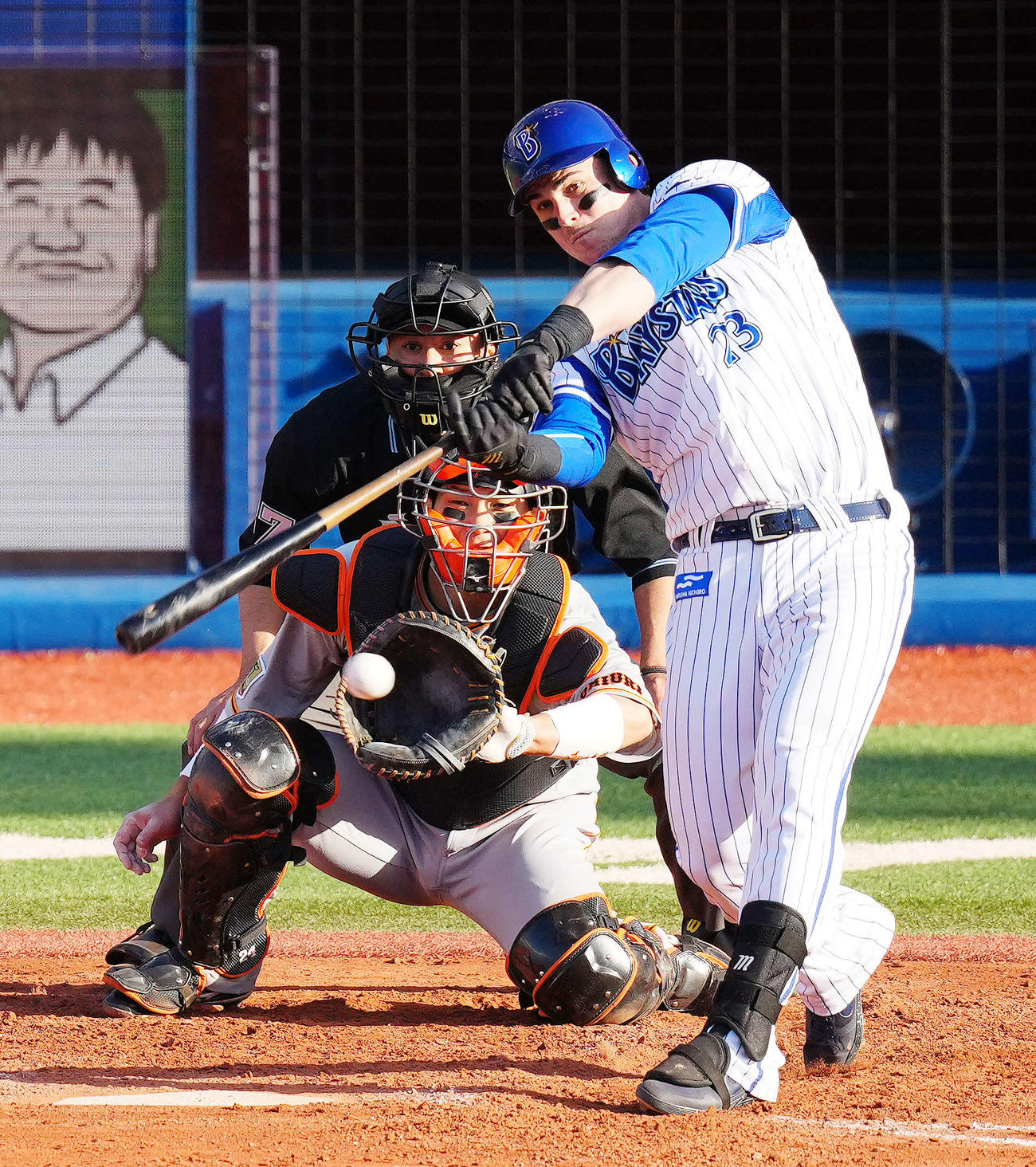 DeNA対巨人　8回裏DeNA2死三塁、三塁適時内野安打で同点とするオースティン（撮影・江口和貴）