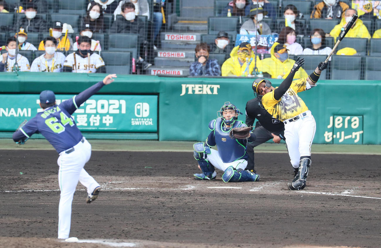 阪神対ヤクルト　4回裏阪神1死一塁、マルテは左越え2点本塁打を放つ（撮影・宮崎幸一）