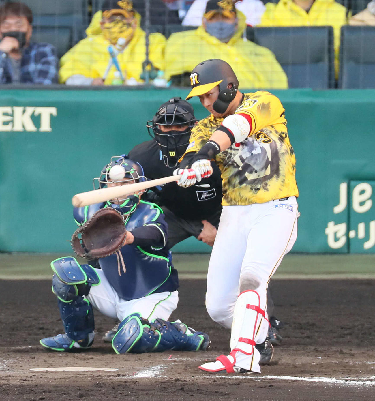 阪神対ヤクルト　7回裏阪神無死、大山は左前打を放つ（撮影・宮崎幸一）
