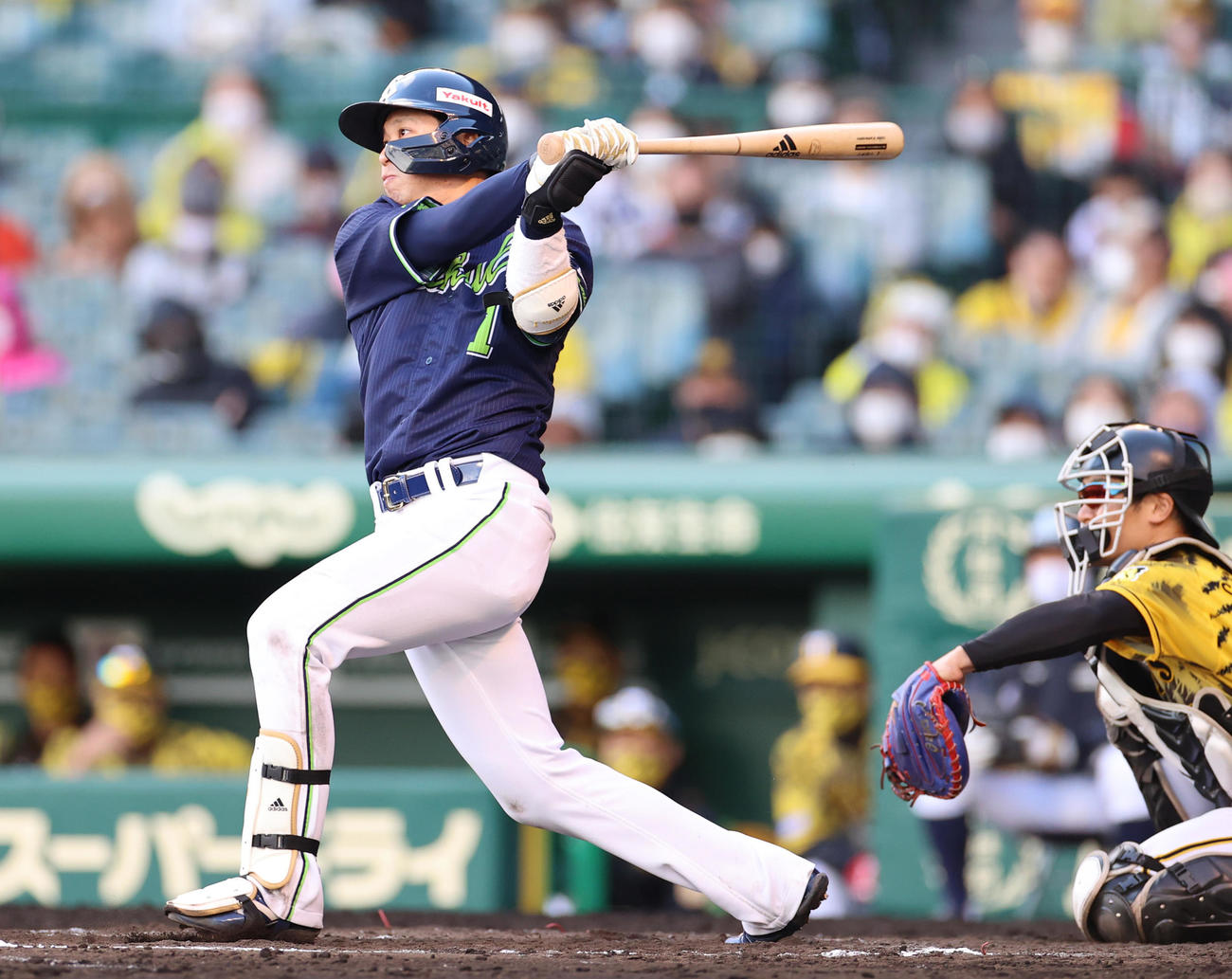 阪神対ヤクルト　7回表ヤクルト2死一、二塁、左越え3点本塁打を放つ山田（撮影・清水貴仁）