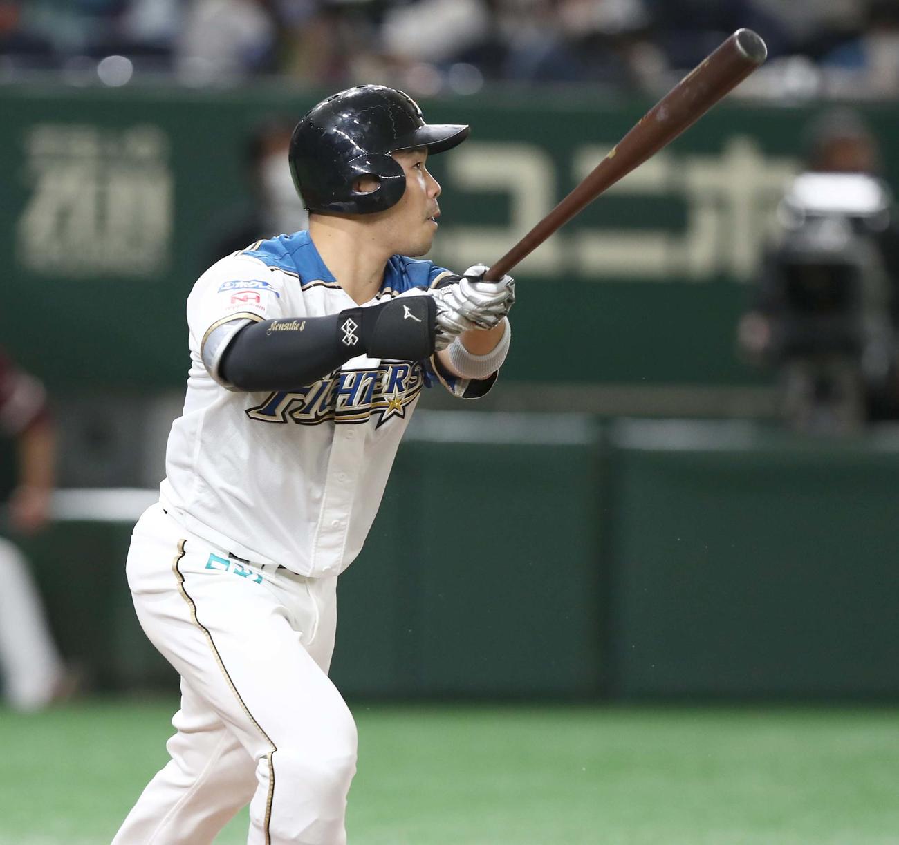 日本ハム対楽天　1回裏日本ハム2死、右中間に本塁打を放つ近藤（撮影・黒川智章）