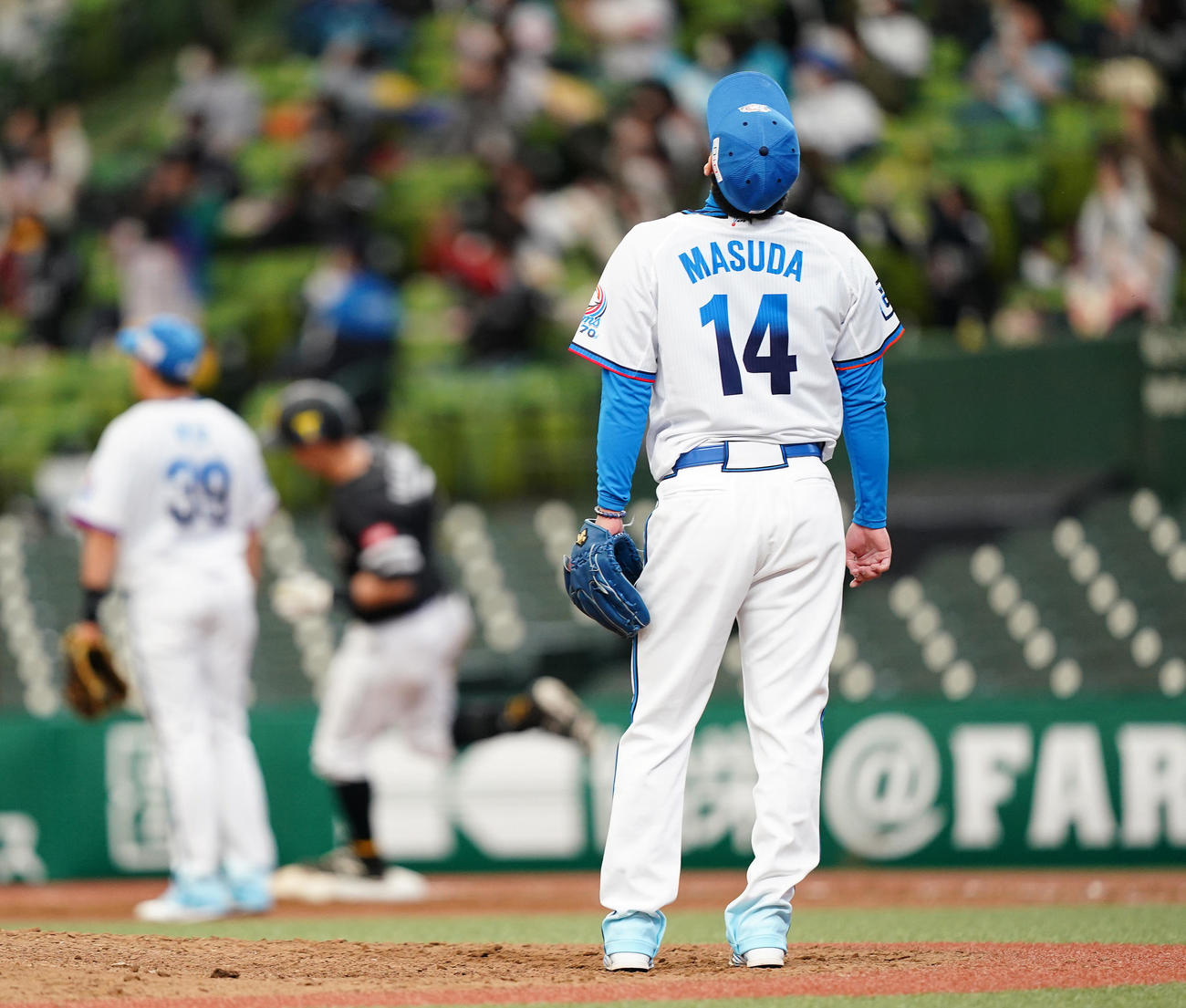 西武対ソフトバンク　9回表ソフトバンク無死一塁、中村（中央）に同点の2点本塁打を打たれ、天を仰ぐ増田（撮影・菅敏）