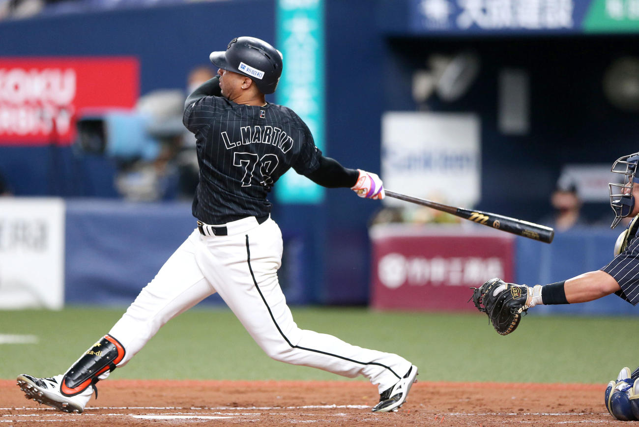 オリックス対ロッテ　3回表ロッテ2死一塁、マーティンは先制右適時二塁打を放つ（撮影・上山淳一）