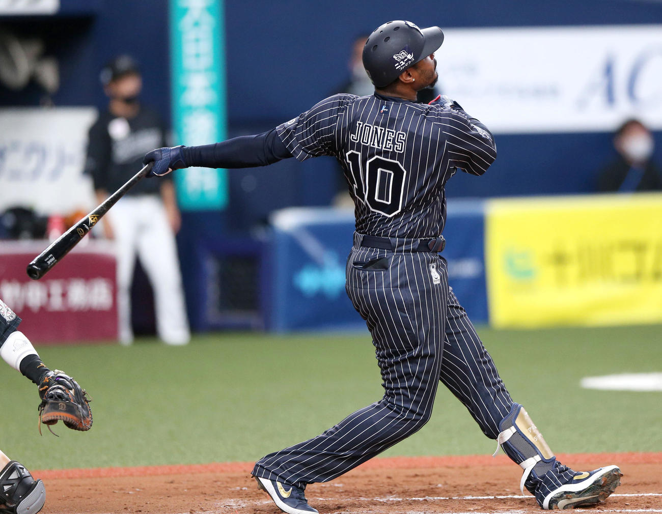 オリックス対ロッテ　6回裏オリックス2死一塁、ジョーンズは左に適時二塁打を放つ（撮影・上山淳一）