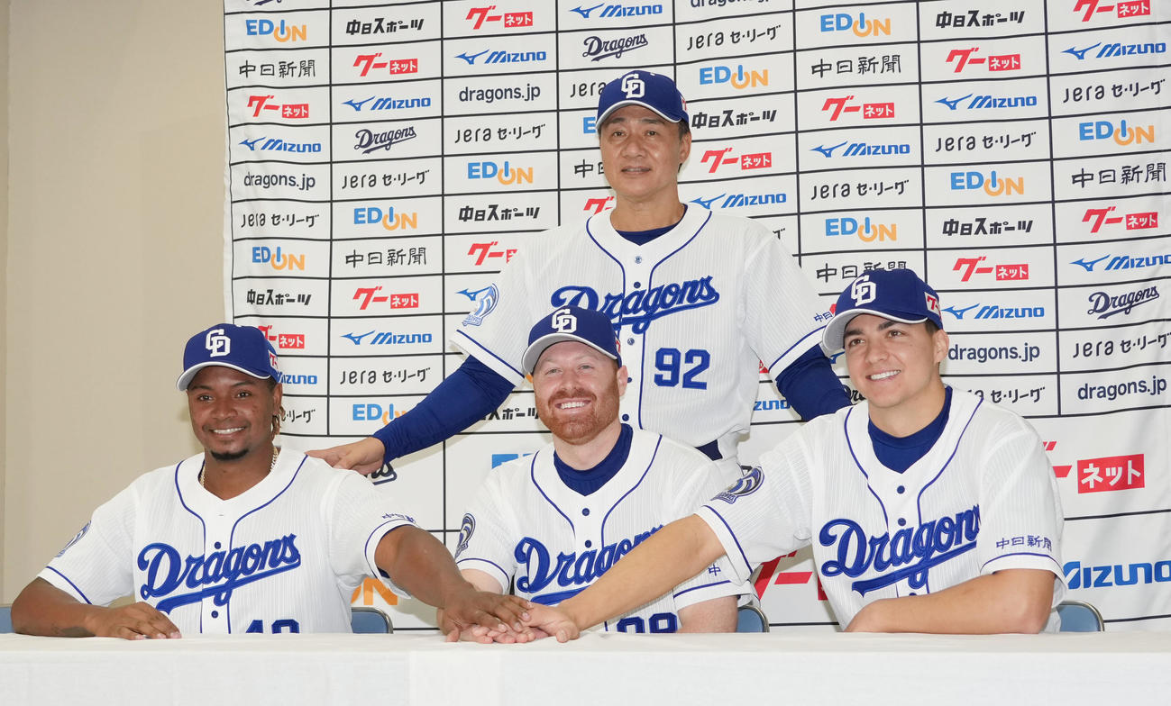 新外国人選手の入団会見を行い会見後ポーズを決める（前列・左から）ロサリオ、ガーバー、ワカマツ（奥は与田監督）（撮影・森本幸一）