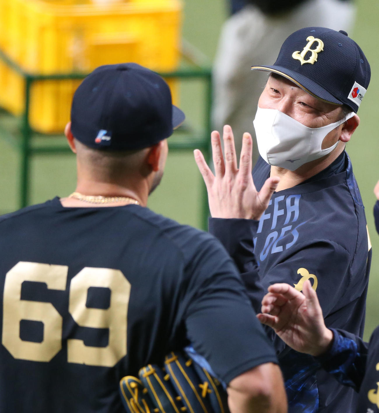 チームに合流したステフェン・ロメロ（左）と話す中嶋監督（撮影・上山淳一）