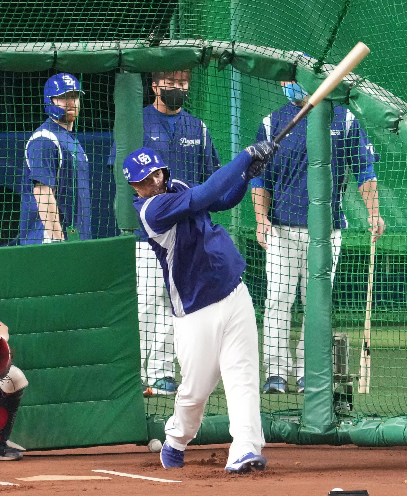 試合前、打撃練習を行うビシエド（後方左はマイク・ガーバー）（撮影・森本幸一）
