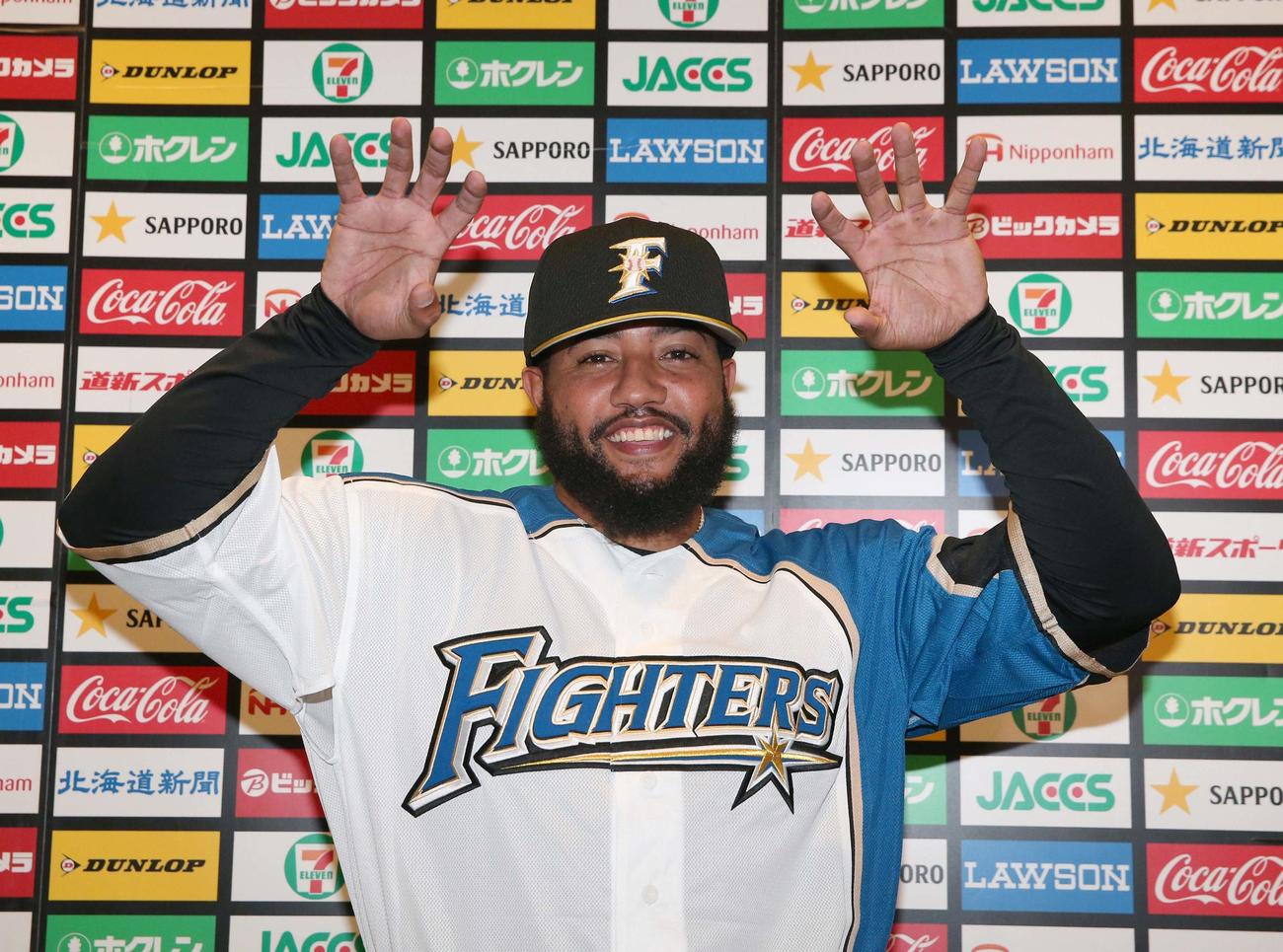 日本ハム対楽天　入団会見でラップの決めポーズをするR・ロドリゲス（撮影・黒川智章）