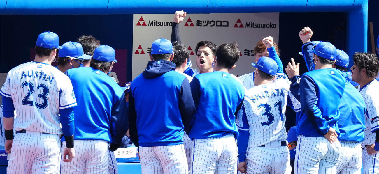 DeNA対巨人　試合前、ベンチ前での円陣でガッツポーズするDeNA桑原（中央）（撮影・江口和貴）