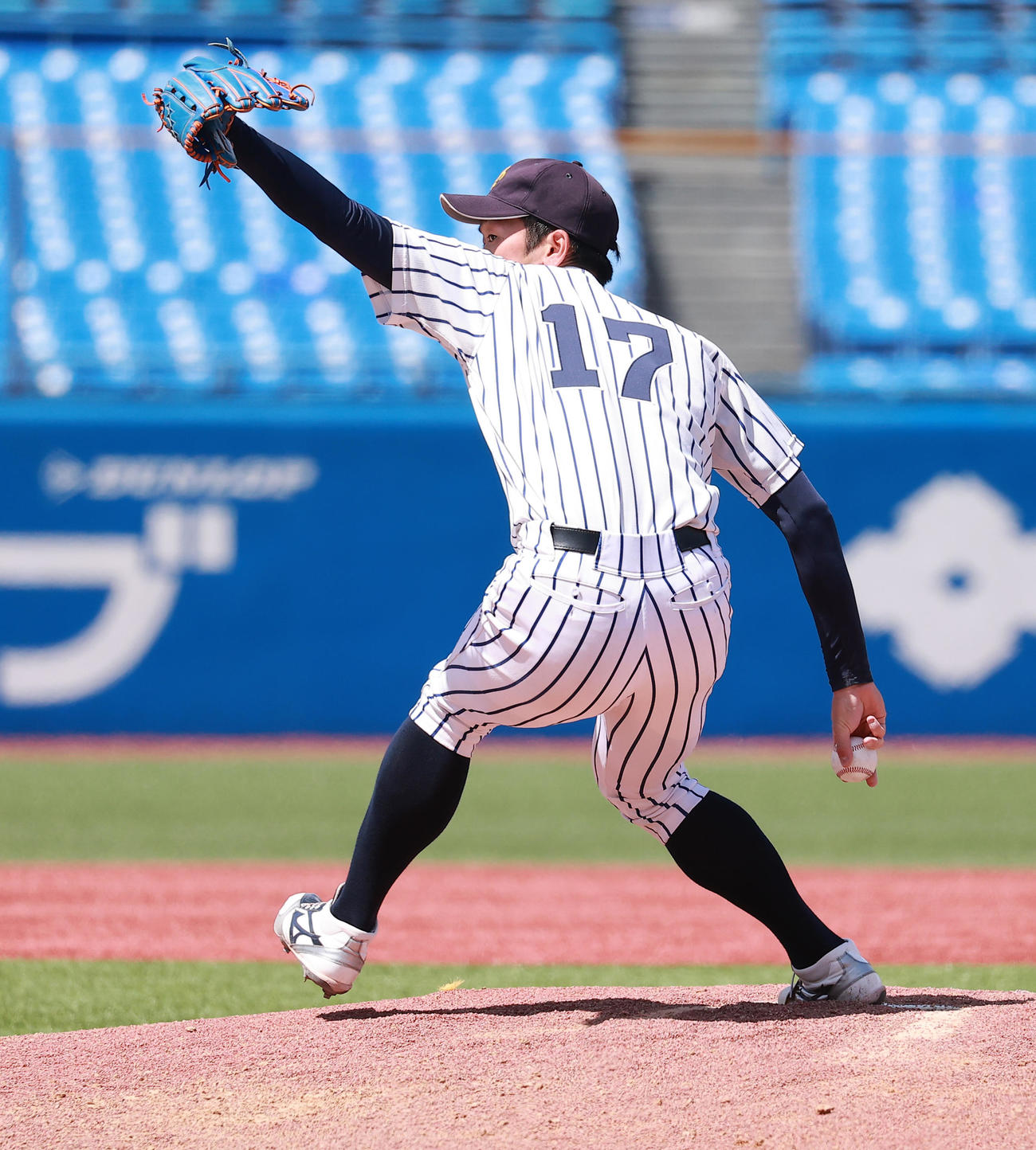 立大対法大　力投する立大・栗尾（撮影・野上伸悟）